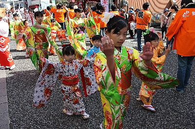 http://www.u-genki.jp/re.ureshinoakimatsurimitiodori.jpg